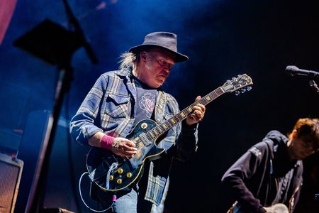 neil young and the chrome hearts - love earth tour 2025